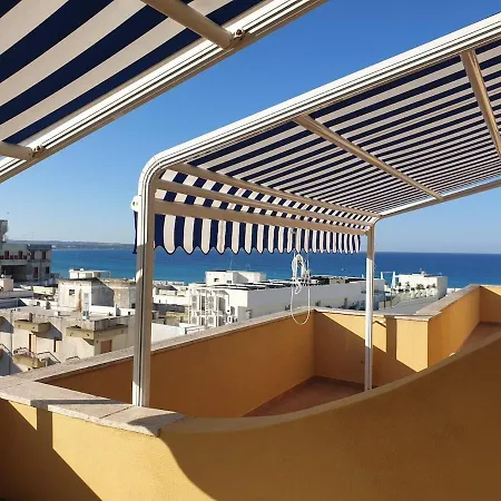 Attico In Riva Al Mare 公寓